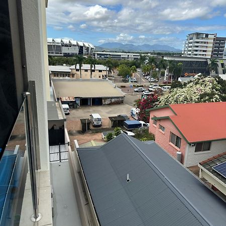 5 Minute Walk To The Stadium!! Taylord Holiday Homes And Apartments ทาวน์วิล ภายนอก รูปภาพ